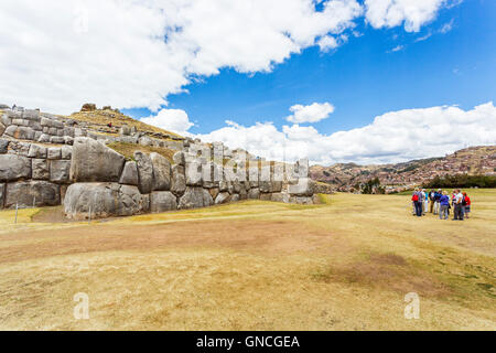 Riesige ineinandergreifende Steinen in den Mauern von Sacsayhuaman, historische Hauptstadt des Inka-Reiches, in der Nähe von Cuzco, Peru Stockfoto