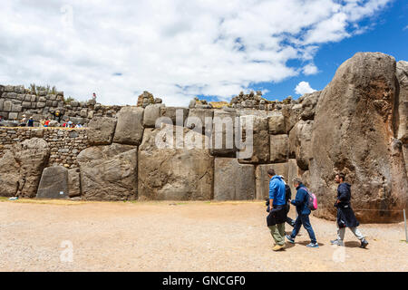 Riesige ineinandergreifende Steinen in den Mauern von Sacsayhuaman, historische Hauptstadt des Inka-Reiches, in der Nähe von Cuzco, Peru Stockfoto