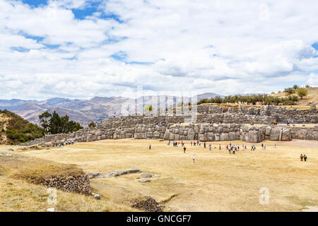 Die zerstörten Mauern gebaut mit großen Steinblöcken Verzahnung von Sacsayhuaman, historische Hauptstadt des Inka-Reiches, in der Nähe von Cuzco, Stockfoto