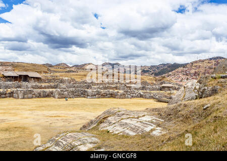 Die zerstörten Mauern gebaut mit großen Steinblöcken Verzahnung von Sacsayhuaman, historische Hauptstadt des Inka-Reiches, in der Nähe von Cuzco, Stockfoto