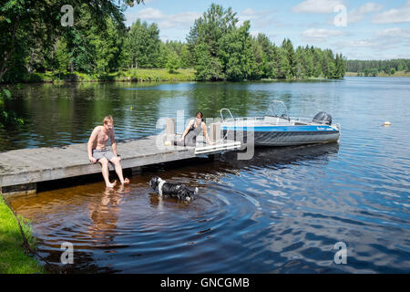 Relaxen am Steg, Schweden Stockfoto