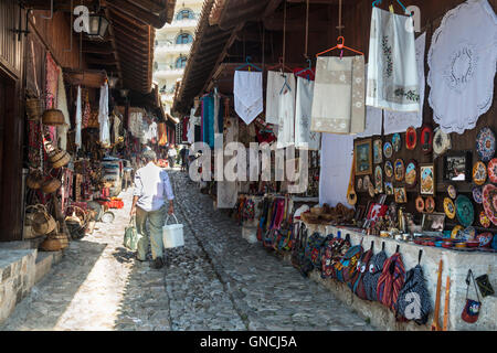 Souvenir und BRIC-Geschäfte ein Brac auf dem Basar in Kruja, Mittelalbanien. Stockfoto