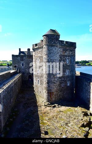 Hof und Hauptturm im Blackness Castle Stockfoto