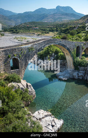 Die Mesi Brücke, Ura e Mesit, über den Kiri-Fluss in der Nähe von Shkodra, Nordalbanien. Stockfoto