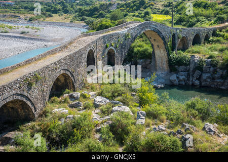 Die Mesi Brücke, Ura e Mesit, über den Kiri-Fluss in der Nähe von Shkodra, Nordalbanien. Stockfoto