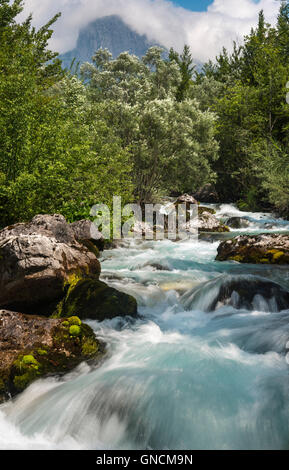 Der Thethit Fluss in das Dorf von Theth mit mit dem Radohima-massiv im Hintergrund, Nordalbanien. Stockfoto