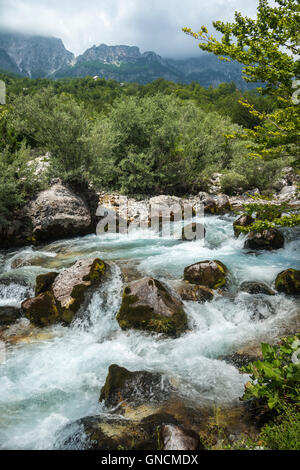 Der Thethit Fluss in das Dorf von Theth mit mit dem Radohima-massiv im Hintergrund, Nordalbanien. Stockfoto