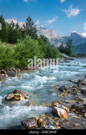 Der Thethit-Fluss im Dorf Theth mit den albanischen Alpen im Hintergrund, Nordalbanien. Stockfoto