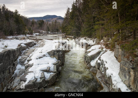 Felsigen Schlucht Naturgebiet entlang der Swift River in den White Mountains von New Hampshire USA während der Wintermonate. Stockfoto