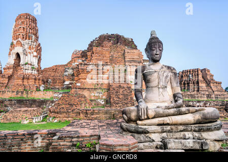 Ruinen der Pagode und alten Buddha-Statue im Tempel Wat Phra Mahathat ist eine berühmte Sehenswürdigkeiten in Phra Nakhon Si Ayutthaya Stockfoto