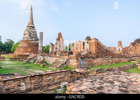 Ruinen der Pagode am Tempel Wat Phra Mahathat ist eine berühmte Sehenswürdigkeiten in Phra Nakhon Si Ayutthaya Historical Park Stockfoto