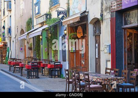 Café und Bars in einer Seitenstraße in Pezenas, Herault Abteilung Frankreich Stockfoto