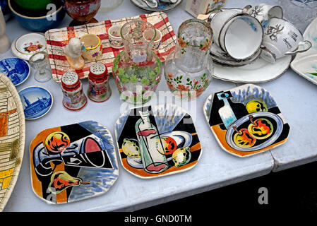 Trödel für den Verkauf auf einen Stall in Grassmarket, Edinburgh, Schottland, Großbritannien. Stockfoto