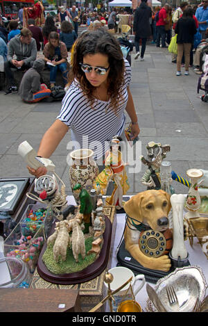 Weibliche Besucher auf dem Jahrmarkt Grassmarket checkt aus einem der Stände. Stockfoto