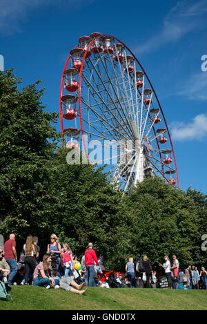 Touristen und Einheimische gleichermaßen genießen Sie den Sommer in Princes Street Gardens, Edinburgh, Schottland, Vereinigtes Königreich. Stockfoto