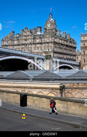 Das Balmoral Hotel mit North Bridge und Waverley Station im Vordergrund. Stockfoto