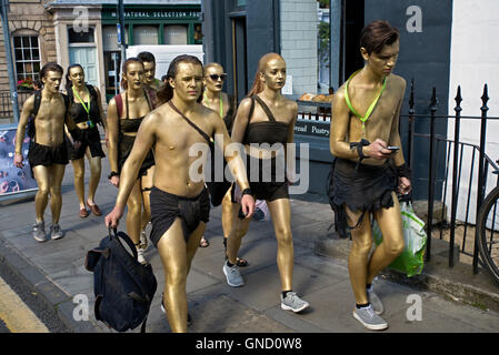 Edinburgh im August: Es ist nicht ungewöhnlich, dass eine Theatergruppe in Kostümen auf dem Weg zu oder von einem Veranstaltungsort ist. Edinburgh, Schottland, Großbritannien. Stockfoto