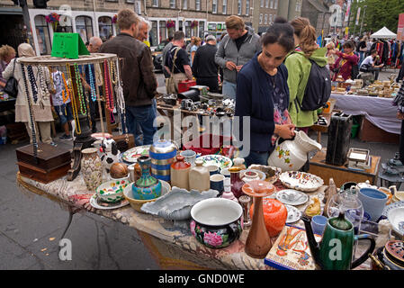 Ständen voller Bric Brac in dem Grassmarket-Jahrmarkt in Edinburgh, Schottland, Großbritannien. Stockfoto