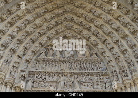 Kathedrale von Amiens, Detail der Haustür. Notre Dame Amiens. Tympanon der zentrale Westportal. Stockfoto