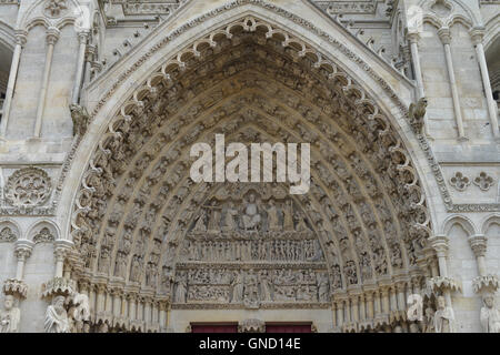 Kathedrale von Amiens, Detail der Haustür. Notre Dame Amiens. Tympanon der zentrale Westportal. Stockfoto