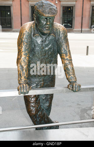 Mann-Statue in alten Ruinen der ursprünglichen Almudena Kirche - Madrid - Spanien Stockfoto