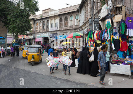 Eine Straßenszene in der Nähe von Charminar in Hyderabad Stockfoto