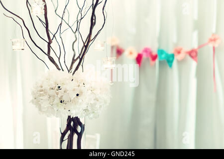 Vintage-Stil Zeremonie Dekorationen mit einem Bouquet von weißen Orchideen und trockene Zweige Stockfoto