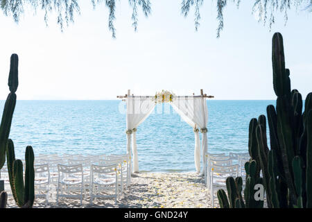 einfachen Stil Hochzeit Bogen und Dekoration, Veranstaltungsort, Setup am tropischen Strand Hochzeit im Freien am Strand. Stockfoto