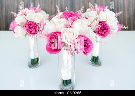 Gemischte weißen & rosa Rosensträuße auf weißen Tisch, hölzernen Hintergrund. Selektiven Fokus. Stockfoto