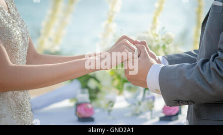 Mann & Frau hält die Hände in der Hochzeitszeremonie. Hand in hand. Stockfoto