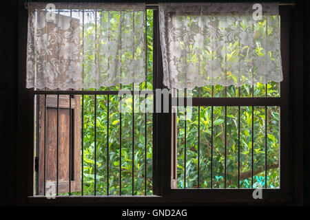 Alten Stil Thai Fenster mit Top-halb Spitzevorhang. Stockfoto