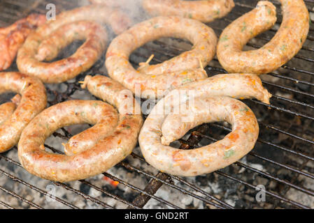 Thai Wurst, nördlichen Thai Hauswurst auf Grill. Stockfoto