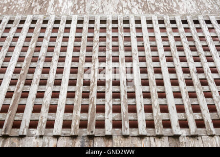 Hölzerne Gitter Fenster der alten Stil thai-Haus. Stockfoto