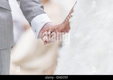 Close-up Holding Hands in indische Hochzeit Ritual. Stockfoto