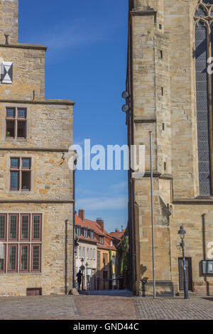 Schmale Straße zwischen dem Rathaus und die Marienkirche in Osnabrück, Deutschland Stockfoto