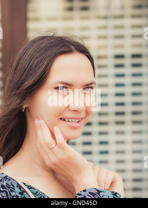 Nahaufnahme der lächelnde junge Frau wegsehen. Vertikale portraite Stockfoto