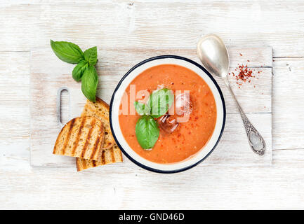 Kalte Gazpacho Tomatensuppe in Schüssel mit geröstetem Brot Stockfoto