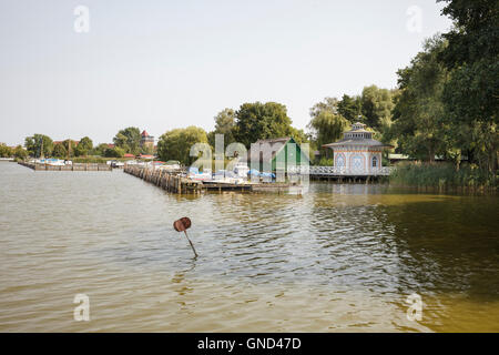 Zierker See mit Waschhaus, Neustrelitz, Mecklenburg-Vorpommern, Deutschland Stockfoto