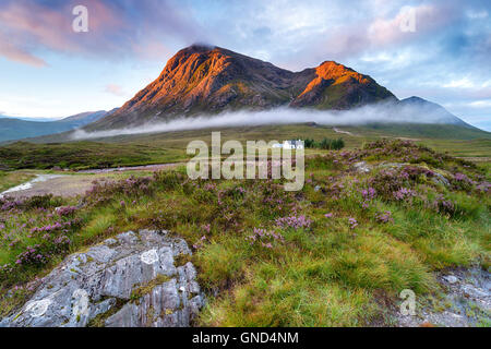Sonnenaufgang über den Berggipfeln in Glencoe in den Highlands von Schottland Stockfoto