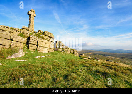 Ein Steinkreuz an der Spitze der Brat Tor auf Dartmoor National Park in Devon Stockfoto