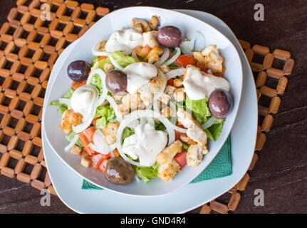 Caesar-Salat in eine Schüssel geben, in einem Restaruant serviert Stockfoto