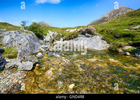 Der Allt Aisridh Fluss fließt aus dem Corbet Gebirge hinunter Torrin auf der Isle Of Skye in Schottland Stockfoto