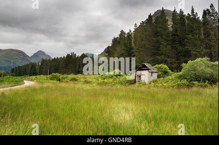 Eine alte Holzhütte am Rande des Glen Etive Wald in der Nähe von Glencoe in den Highlands von Schottland Stockfoto