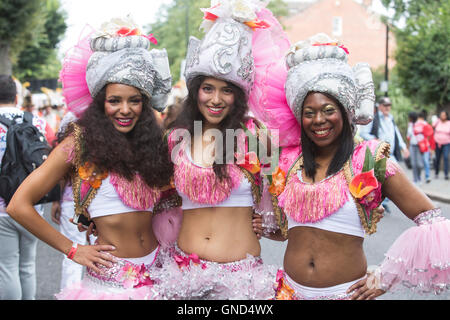 Tänzerinnen und Tänzer aus Paraiso Schule von Samba vor der Parade am Notting Hill Carnival, London, UK Stockfoto