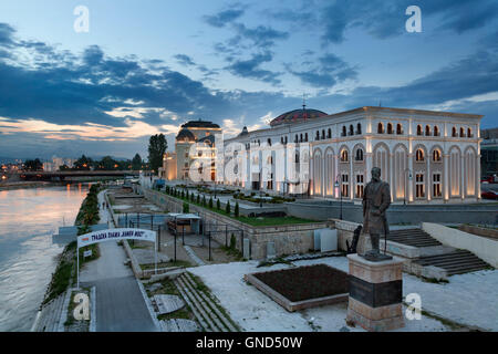 Museum des makedonischen Kampfes und Nationaltheater, Skopje Stockfoto