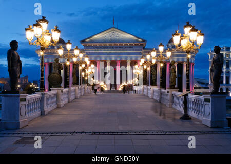 Monumentale Auge-Brücke in der Dämmerung, Skopje, Mazedonien Stockfoto