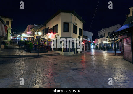 Skopje, Mazedonien - 4. Mai 2015: Pebble Straßen des alten Basarviertel in der Nacht. Stockfoto