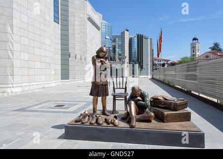 Skopje, Mazedonien - 5. Mai 2015: Bronze-Statue am Eingang des Holocaust Memorial Center für die Juden von Mazedonien Stockfoto