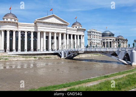 Öffentlichen Gebäuden am Ufer des Flusses Vardar Skopje Stadtzentrum, Mazedonien Stockfoto