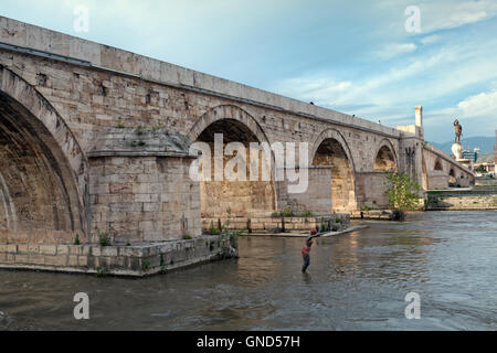 Die steinerne Brücke ist eine Brücke über den Fluss Vardar in Skopje, der Hauptstadt der Republik Mazedonien. Stockfoto